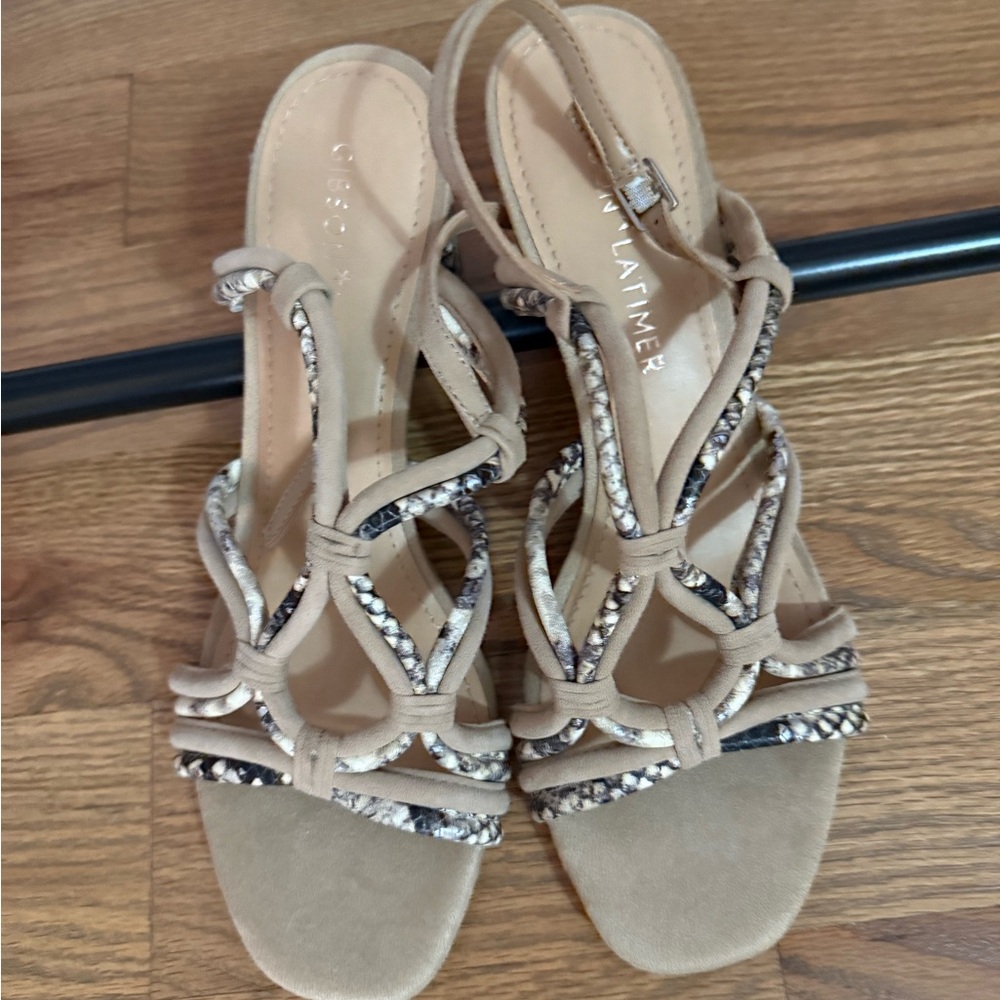 NWOT Gibson Latimer Beige and Black Strappy Sandals